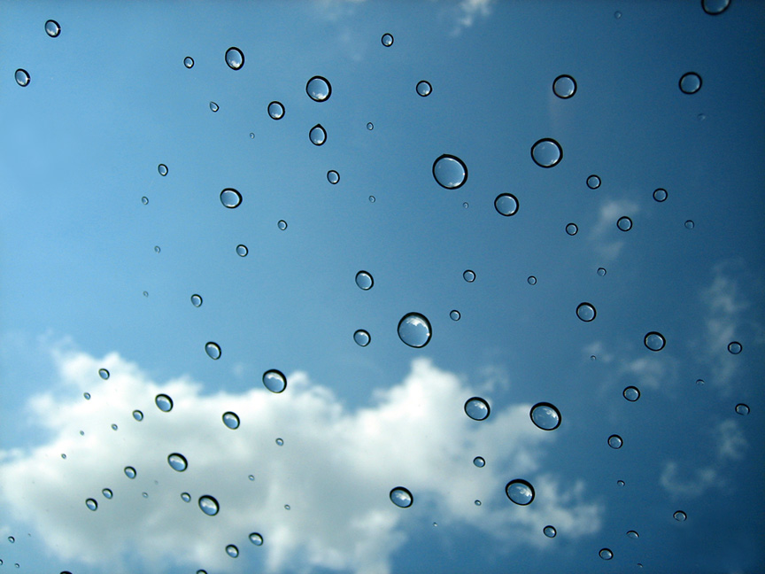 La Sophie Friedman fotografia la pluja a través del sostre solar del cotxe